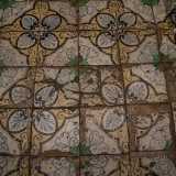 A colpire � la ricchezza decorativa: il pavimento � piastrellato con maioliche consunte a motivi floreali, apposte durante il restauro del 1862...